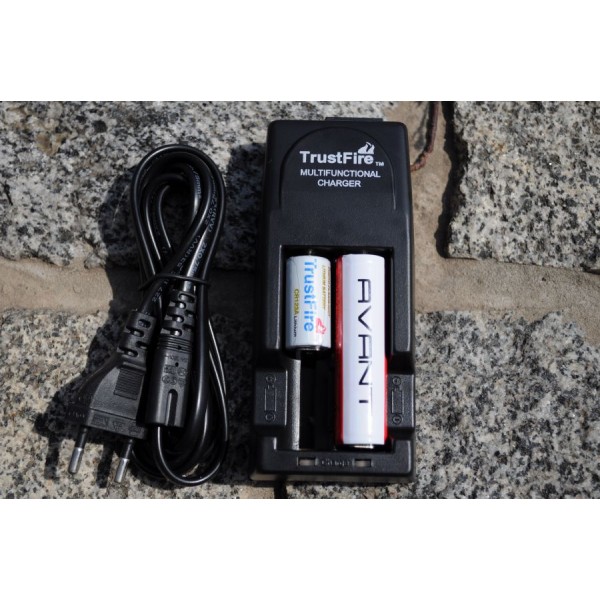 Зарядний пристрій 2x18650, 16340 TrustFire TR-001